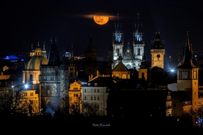 Měsíc nad věžemi Prahy